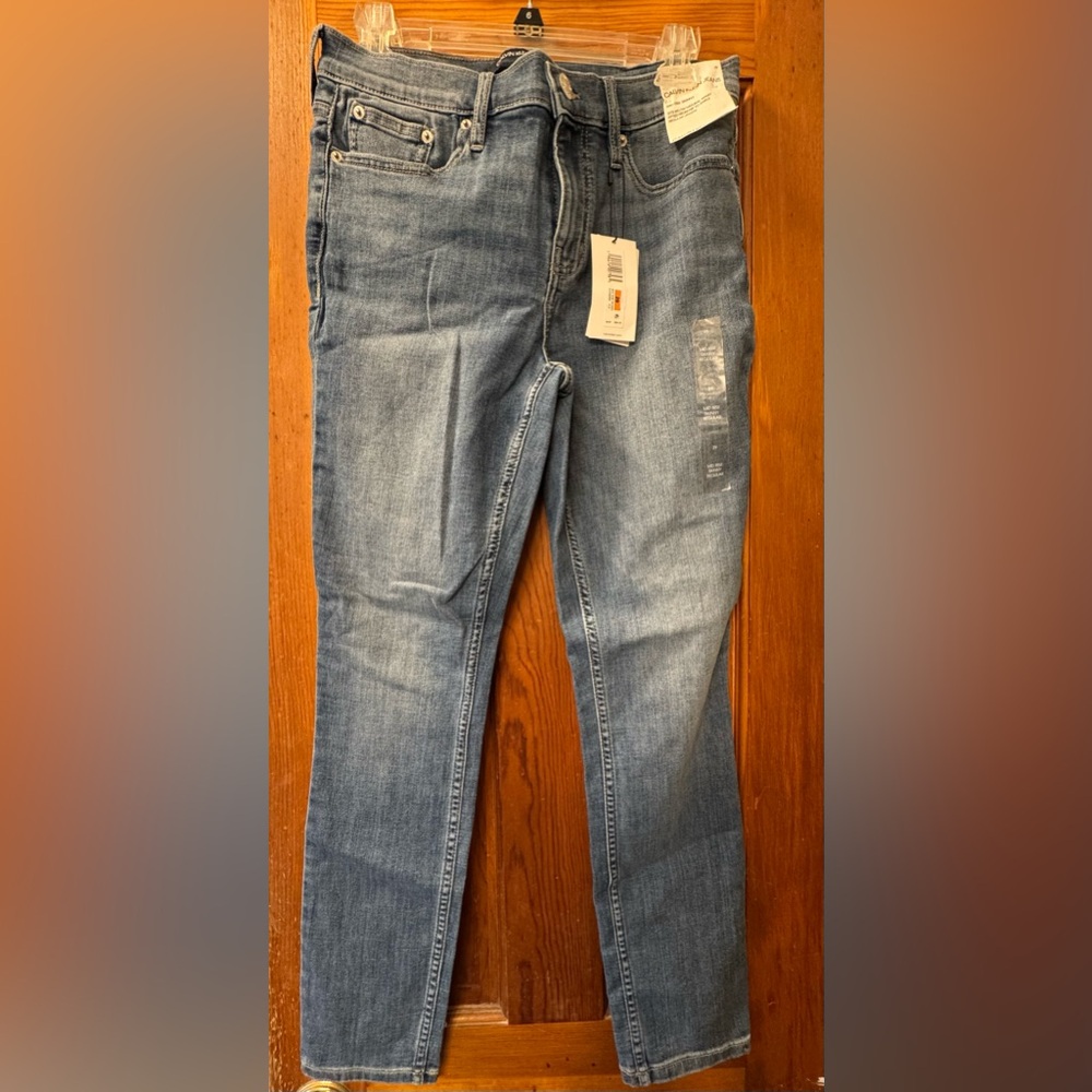 Calvin Klein NWT Midrise Skinny Jeans, Size 29 Med Rinse, Repreve,Inseam is 28”